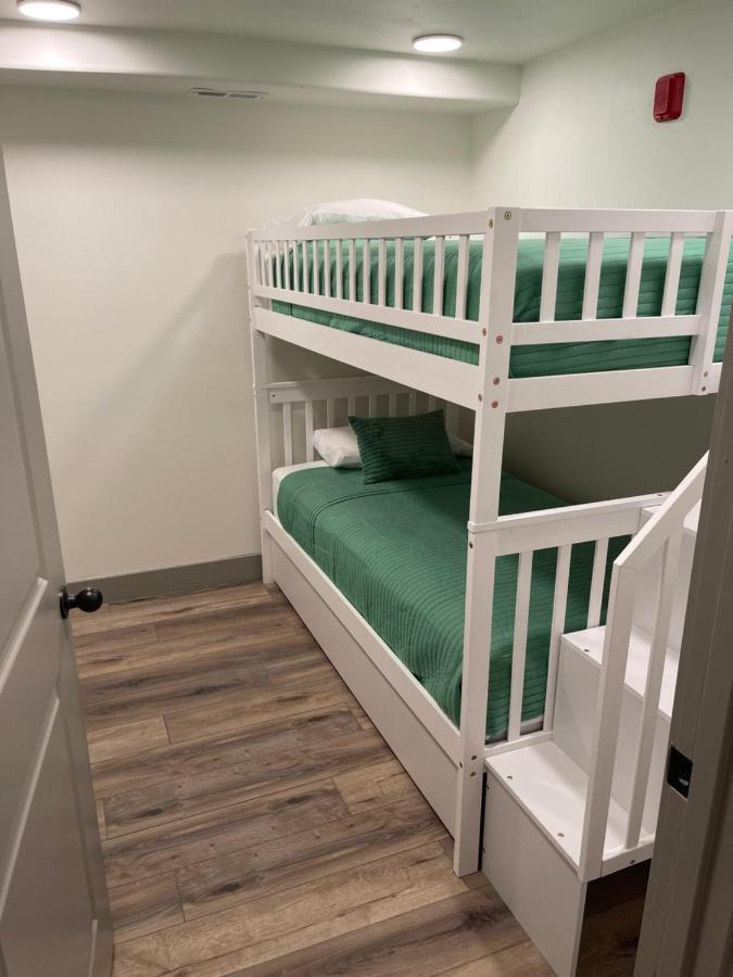 Main Street Retreat By Hollyhock Apartment