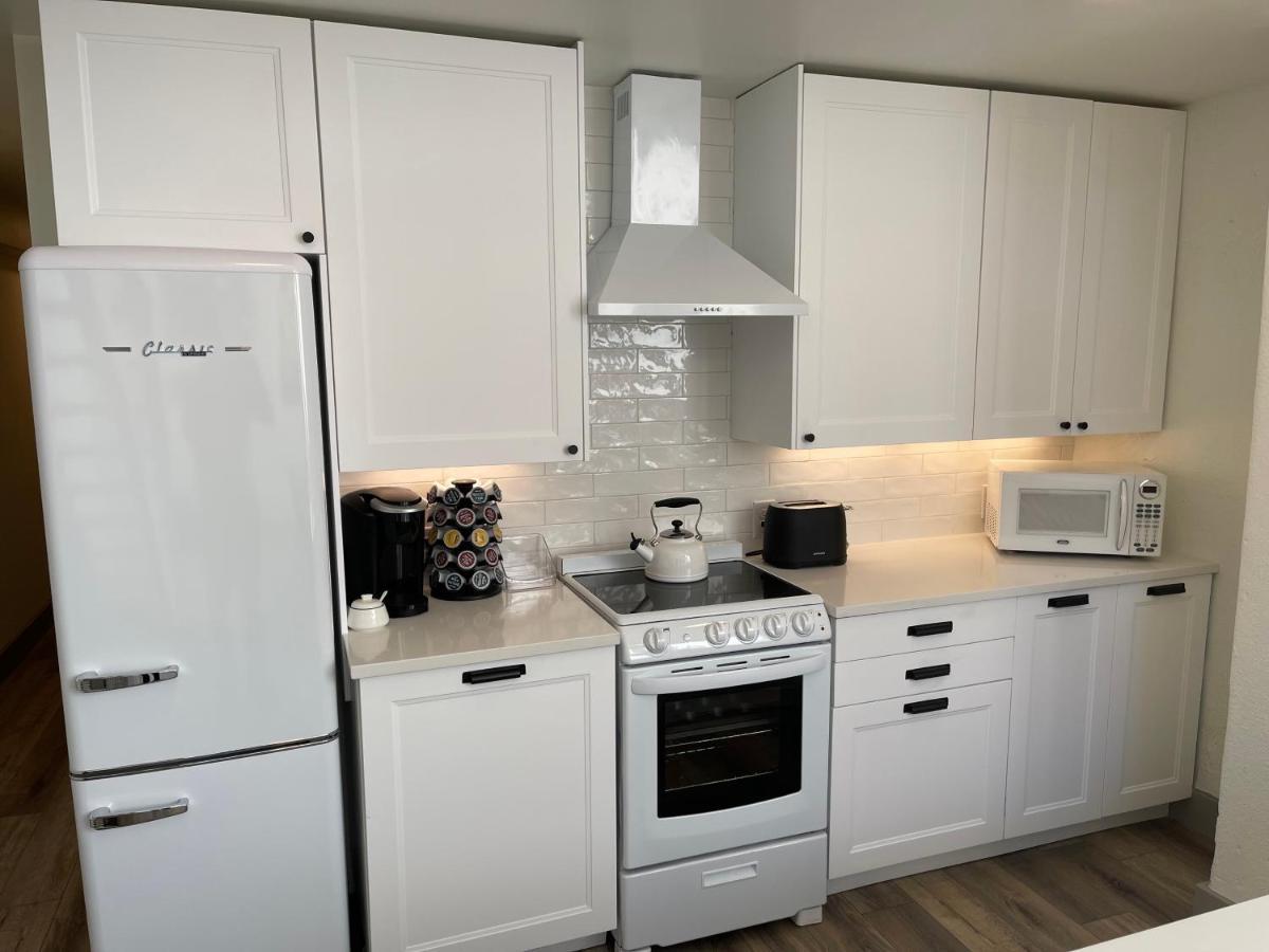 Main Street Retreat By Hollyhock Apartment